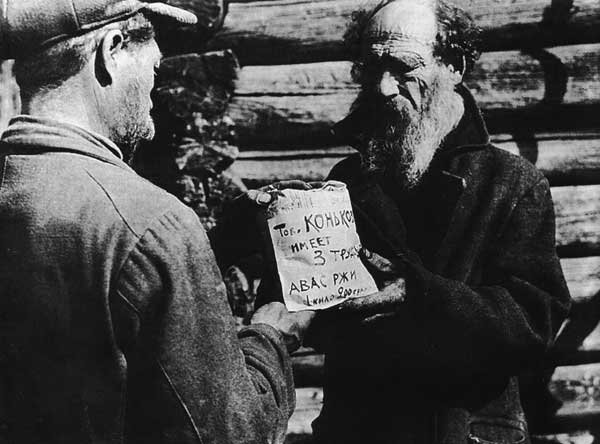 В колхозах с июля 1966 года  впервые введена ежемесячная зарплата.