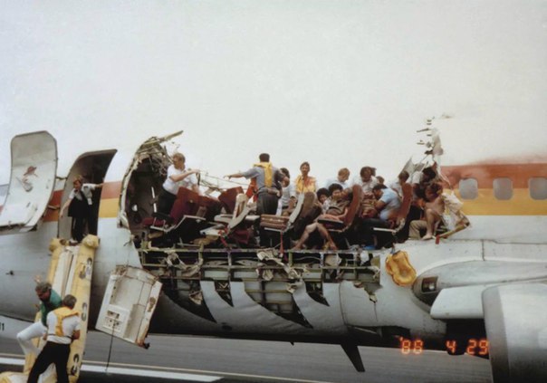 Совершенно невероятная история. Это не кадр из фильма. Этому самолету в самом деле оторвало фюзеляж в небе. 28 апреля 1988г, Четверг. 13:00 по гавайскому времени. Заканчивается посадка на