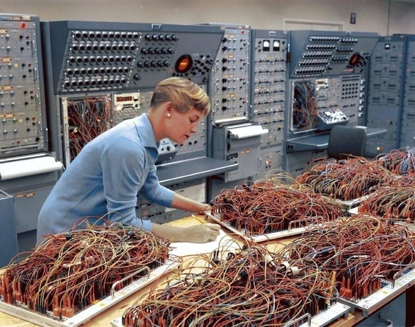 Карен Лидлай инженер космического подразделения General Dynamics работает над аналоговыми компьютерами 1964г.