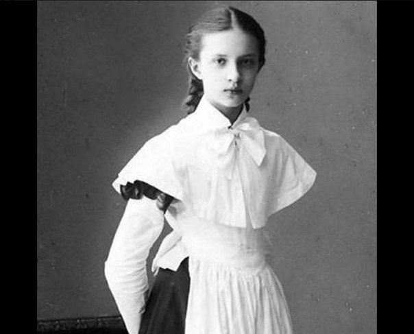 Это было в 1913 году.  Одиннадцатилетняя девочка, пансионерка Московской Ржевской гимназии приставала к своему дядюшке с просьбой показать, что у него написано на медальоне, который тот всегда