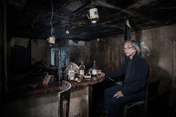 Жители Фукусимы и их фотографии на прежних местах работы. Французские фотографы Guillaume Bression и Carlos Ayesta попросили живших когда-то в Фукусиме вернуться, чтобы сделать несколько кадров.