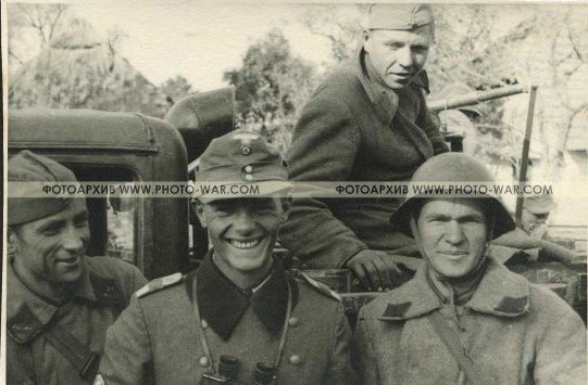 Лейтенант горно-стрелкового подразделения вермахта фотографируется с советскими солдатами во время совместной оккупации Польши