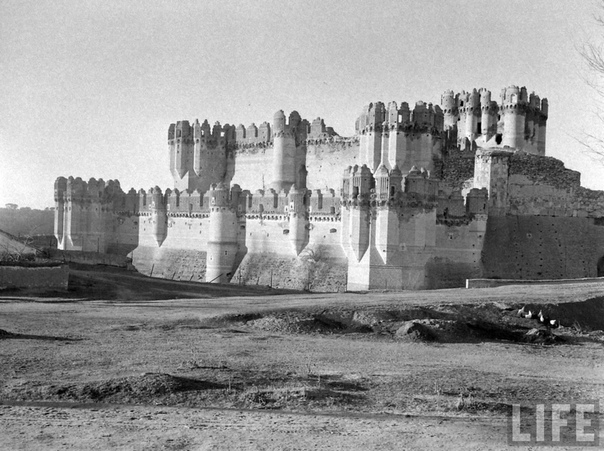 Замки Испании В средние века большей частью территории Испании владели арабы, которые вторглись в страну из Северной Африки в VIII веке. Только в конце XV века христиане смогли отвоевать