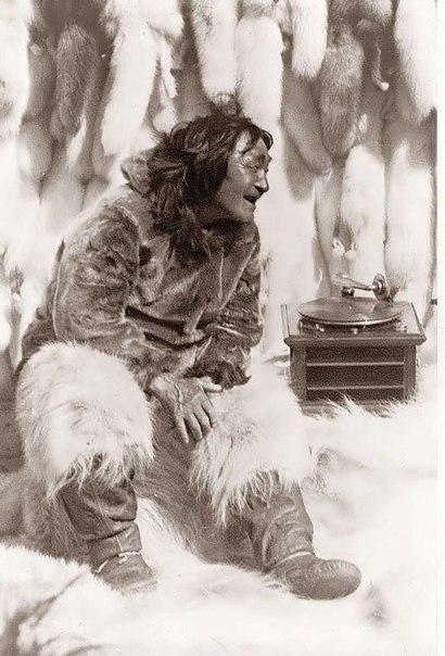 Легендарный охотник-эскимос Нанук, герой фильма Роберта Флаэрти Нанук с Севера слушает музыку на патефоне Погиб от голода в снежной пустыне, в год премьеры