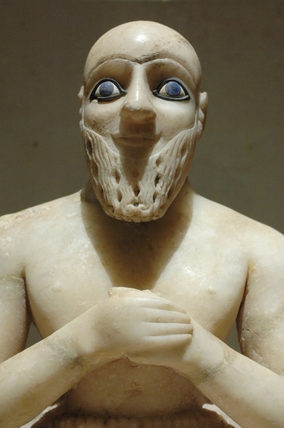 Статуэтка высокопоставленного чиновника Иби-ила из храма Иштар в Мари. Выражение лица такое, словно откат получил. :)~2400 г. до