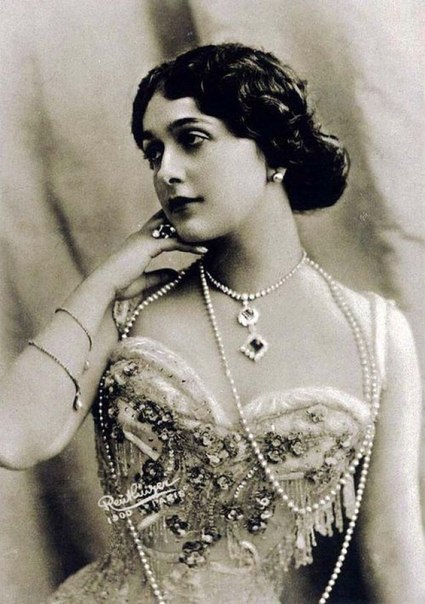 Лина Кавальери, первая фотомодель, 1900е Лина Кавальери, оперная дива Прекрасного века. Известная больше своей красотой, нежели музыкальным дарованием, она стала одной из самых фотографируемых