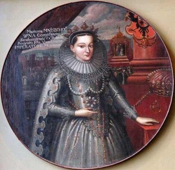 В 1605 году Марина Мнишек первая привезла в Россию вилку На своём свадебном пиру в Кремле Марина с вилкой шокировала русское боярство и духовенство. В дальнейшем вилка стала поводом для