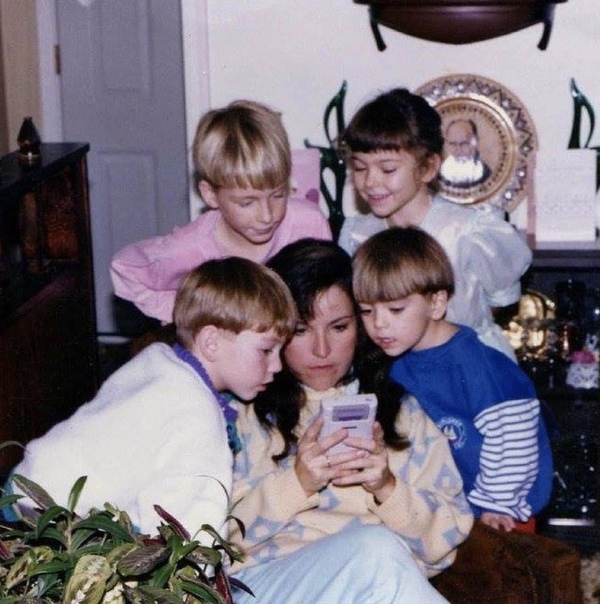 Зaботливaя мaма помогaeт детям пpoйти cложный уровeнь в Super Mario на Gameboy. ~ 1989г.