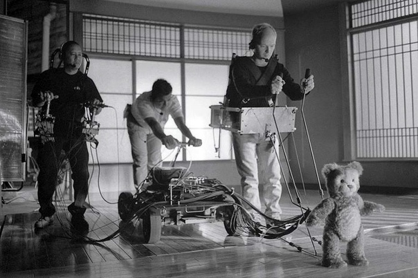 Трое мужчин управляют роботом плюшевого медведя во время съемок фильма Искусственный разум 2001 год.реж. Стивен