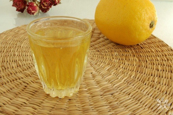 лимончелло нам понадобится:- лимон, 5 шт- сахар, 0.5 кг- вода, 0.5 л- водка, 0.7 лделаем:лимоны тщательно промыть.аккуратно срезать с них цедру, не задевая белую часть.сложить в емкость