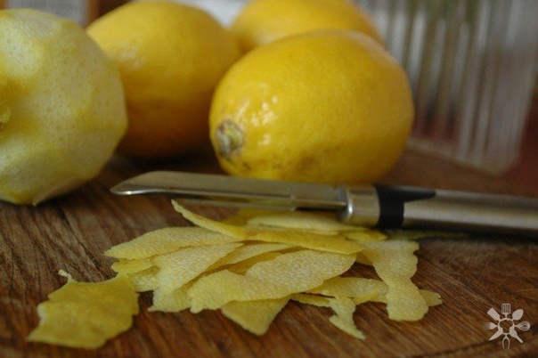 лимончелло нам понадобится:- лимон, 5 шт- сахар, 0.5 кг- вода, 0.5 л- водка, 0.7 лделаем:лимоны тщательно промыть.аккуратно срезать с них цедру, не задевая белую часть.сложить в емкость