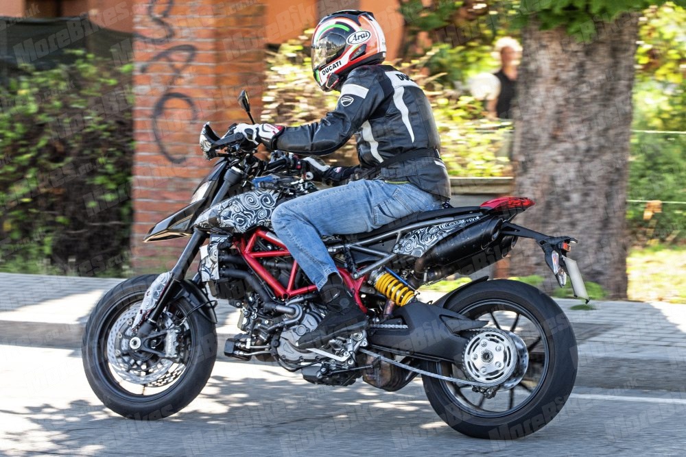 Шпионские фото Ducati Hypermotard 939 2019