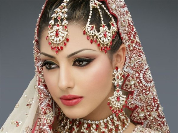 Индийские секреты красоты Каждая нация имеет свои особенные рецепты красоты. Вспоминаются нам внешность героинь популярных некогда индийских фильмов их загорелая чистая кожа, густые волосы,