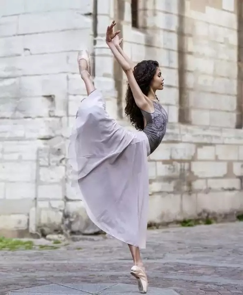 Инес Джозеф балерина, гибкость которой поразила весь мир Балерину и модель Инессу Джозеф (Inessa Joseph) пока еще знают немногие. Но это поправимо популярность девушки растет так стремительно,