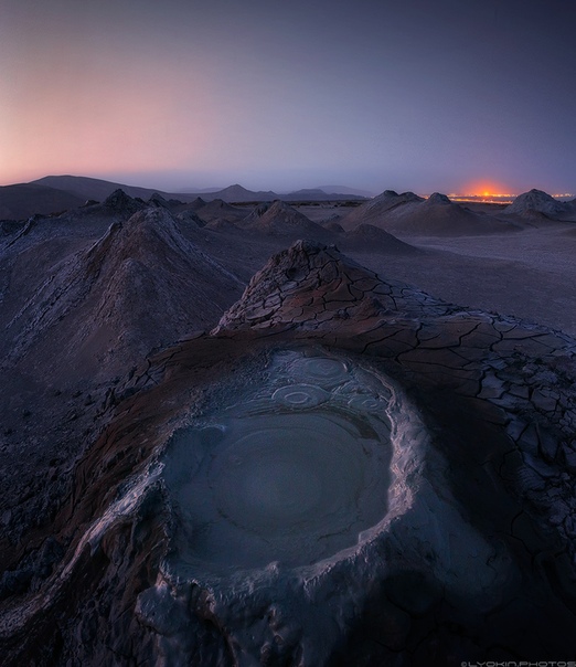 Другая Земля Инопланетный пейзаж связан с грязевыми вулканами. Азербайджан не случайно считается родиной грязевых вулканов. Здесь находится треть всех подобных вулканов в мире (Гобустан,