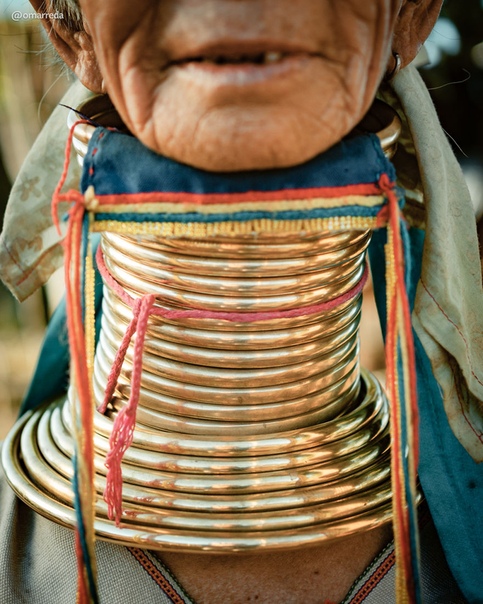 Женщины племени Падаунгов (Мьянма, Таиланд) известны по всему миру благодаря вытянутым шеям, чего достигают при помощи специальных обручей, которые надевают с самого детства. 