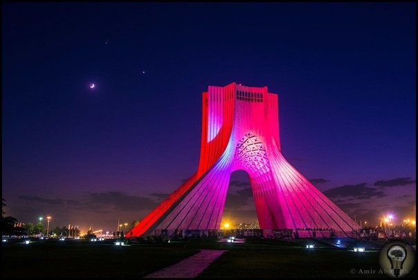БАШНЯ АЗАДИ Башня Азади, построенная на одноименной площади в Тегеране, является самым популярным архитектурным сооружением столицы, и в переводе означает «Башня Свободы». Памятник возвели в
