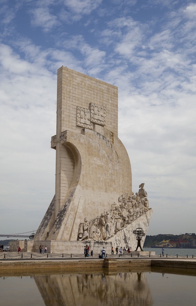 Памятник великим географическим открытиям Лиссабон, Португалия