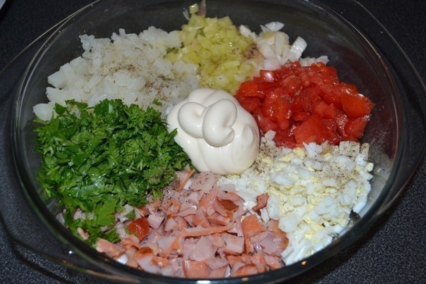 Картофель, фаршиpованный копченой куpицей и овощами под сыpом.