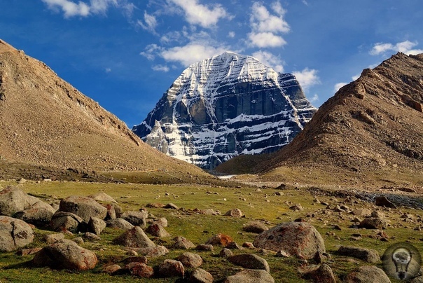 Одна из самых загадочных и аномальных гор, является «Гора Кайлас», расположенная в Тибете Лишь только сейчас некоторые ученые начали признавать эту гору пирамидой. Ее грани сориентированы четко