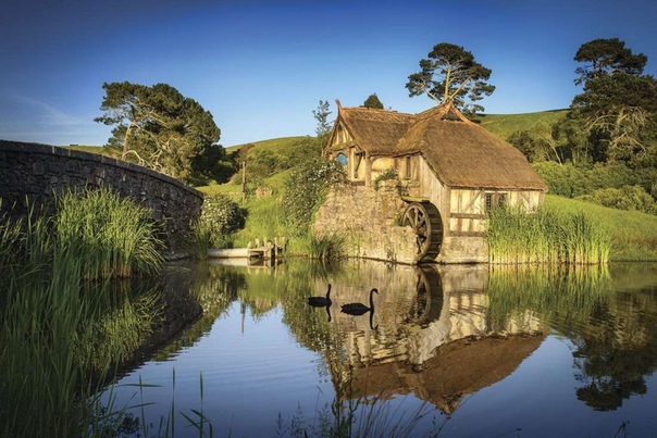 Хоббитон (Hobbiton) Хоббитон  деревня в Новой Зеландии, искусственно созданная специально для съемок трилогии «Властелин Колец» и «Хоббит» по одноименным произведениям Дж.Р.Толкина. Это