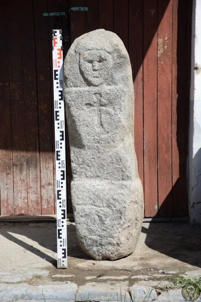 В Вологодской области обнаружили дохристианского каменного идола, возраст которого может превышать 2,5 тыс лет. Ученые уже отметили хорошую сохранность идола и талант каменотеса.Каменные