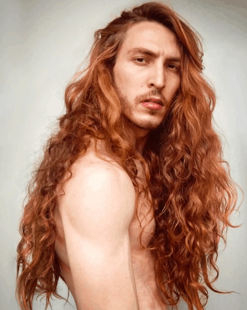 Бразилец удивляет густыми и длинными волосами как у Рапунцель. Криштиану Бага из Бразилии начал отращивать свои волосы семь лет назад без особой на то причины. «Мне просто нравятся длинные