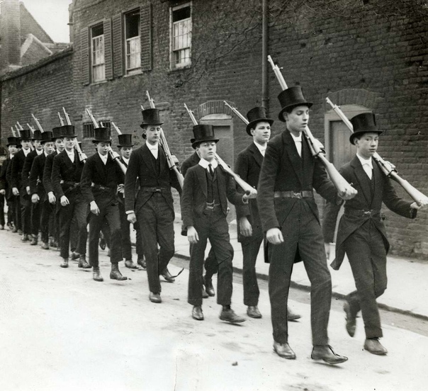 Занятия по военной подготовке в Итонском колледже (Лондон, 1915 год)