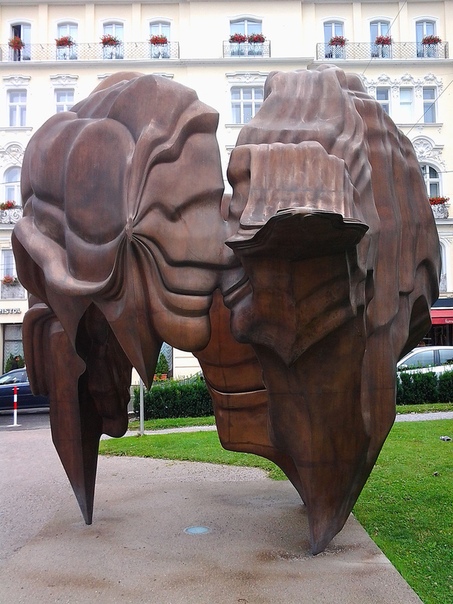 Скульптурная композиция Кальдера Австрия, Зальцбург В 2008 году английский скульптор Энтони Крэг создал скульптурную композицию из бронзы для Зальцбурга - 5 метров высотой, которая называется