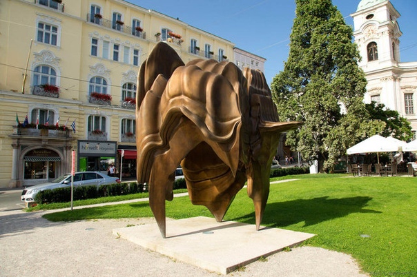 Скульптурная композиция Кальдера Австрия, Зальцбург В 2008 году английский скульптор Энтони Крэг создал скульптурную композицию из бронзы для Зальцбурга - 5 метров высотой, которая называется