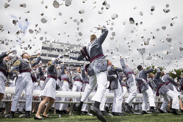 Кадеты бросают свои фуражки в воздух после выпускных церемоний в Военной академии США в Вест-Пойнте (Нью-Йорк Фото: Julius Constantine