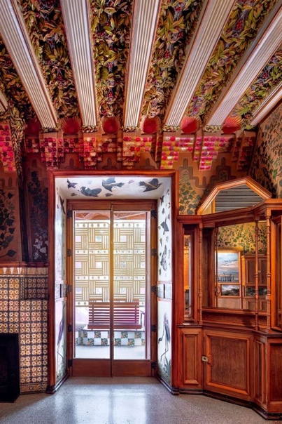 Испанский фотограф запечатлел богатую архитектуру Дома Висенса, построенного Антонио Гауди 
