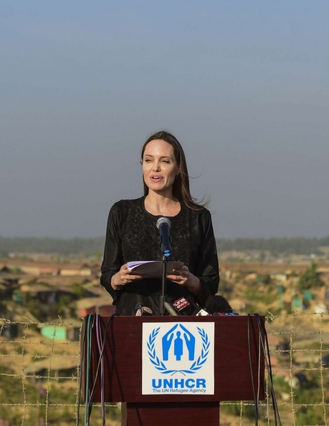 Анджелина Джоли посетила лагеря рохинья в Бангладеш Обладательница премии «Оскар» и посол доброй воли Управления Верховного комиссара ООН по делам беженцев Анжелина Джоли посетила лагерь