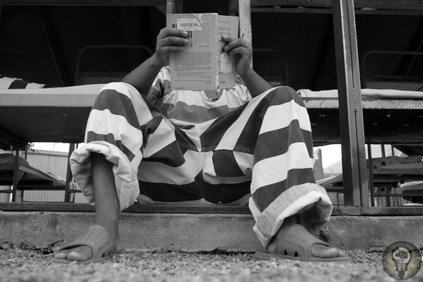 В 2012г в четырех федеральных тюрьмах Бразилии заключенным было предложено снизить срок наказания с помощью чтения. Каждая прочитанная книга позволит освободиться узнику на четыре дня раньше.