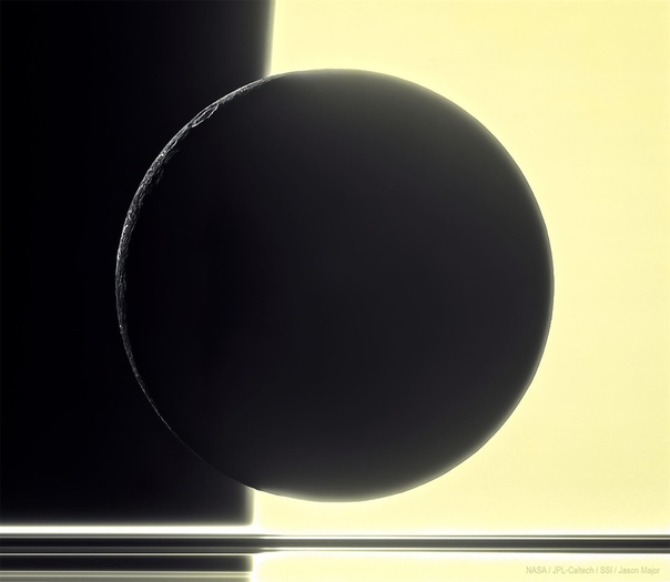 Силуэт Дионы на фоне Сатурна и его колец Спутник имеет диаметр всего 1123 км. Снимок Кассини, свежая обработка от Jason