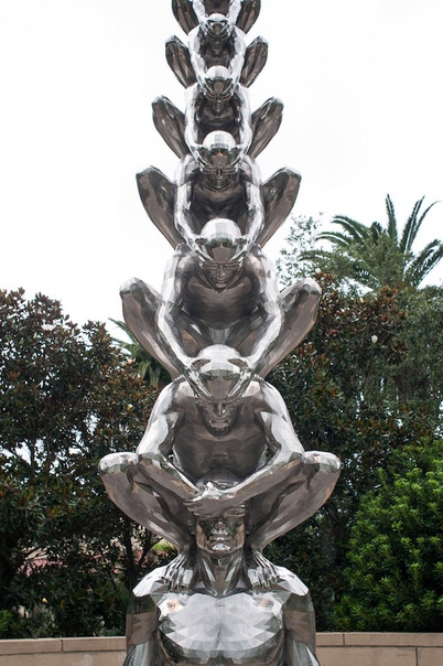 Карма название инсталляции корейского скульптора До Хо Су (Do Ho Suh . Инсталляция представляет собой скульптуру большого количества мужчин, сидящих друг у друга на плечах, при этом закрывающих