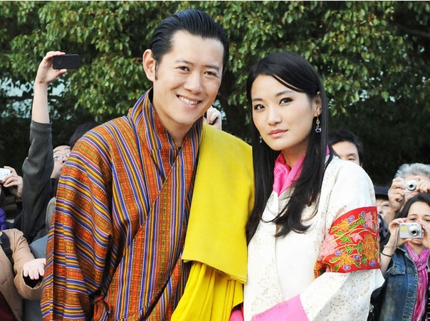 Король-дракон Бутана: любовь стоит того, чтобы ждать Ее называют азиатской Кейт Миддлтон. Его Королем-драконом Бутана. Рассказываем о невероятной истории любви одной из самых красивых
