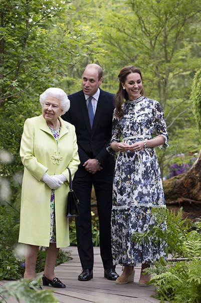 Герцогиня Кембриджская Кейт провела для королевы Елизаветы II экскурсию по саду Сегодня герцогиня Кембриджская Кейт посетила фестиваль цветов Chelsea Flower Garden, для которого создала