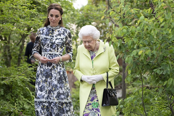 Герцогиня Кембриджская Кейт провела для королевы Елизаветы II экскурсию по саду