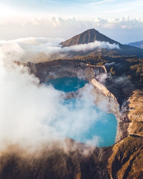 Восход солнца над вулканом Келимуту в Индонезии