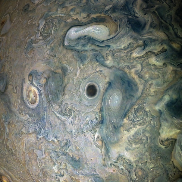 Черный ураган на Юпитере, прозванный NASA «юпитерианской бездной». 