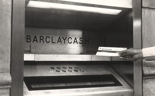 Первый в мире банкомат был установлен в Лондоне в 1967 году банком Barclays  он выдавал наличные в обмен на чек, который нужно было получить в банке